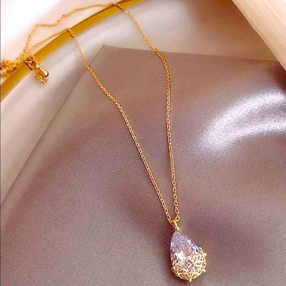 🆕🆕🆕 Tear Drop Crystal Charm Necklace 🆕🆕🆕